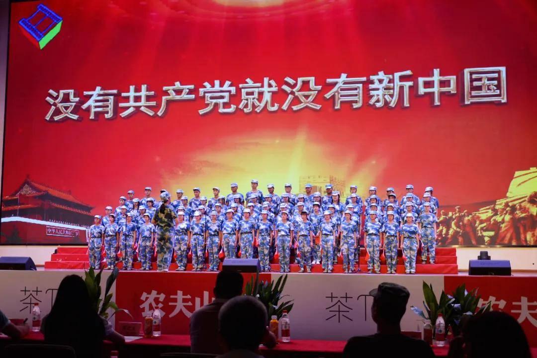 凯莉是“穿水晶鞋的西方仙女”吧!一袭透明白连衣裙比黑裙更空灵